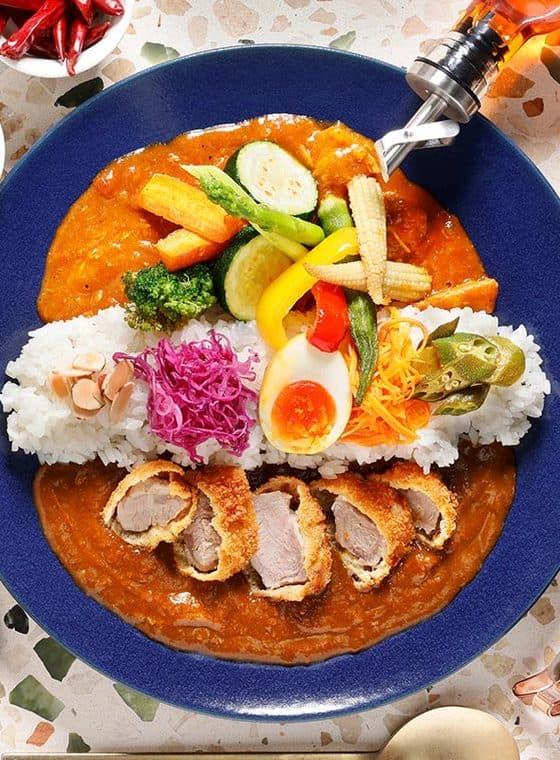 カウンター9席、テーブル18席